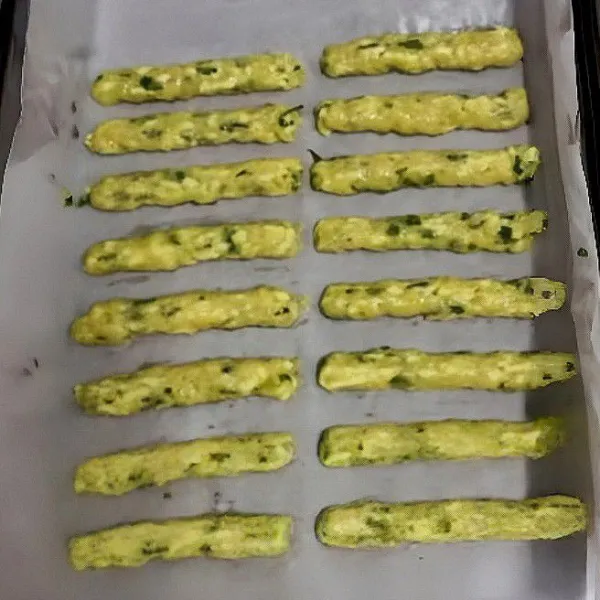 Panaskan oven terlebih dahulu, panggang pada suhu 200°C selama 30 menit hingga keemasan.