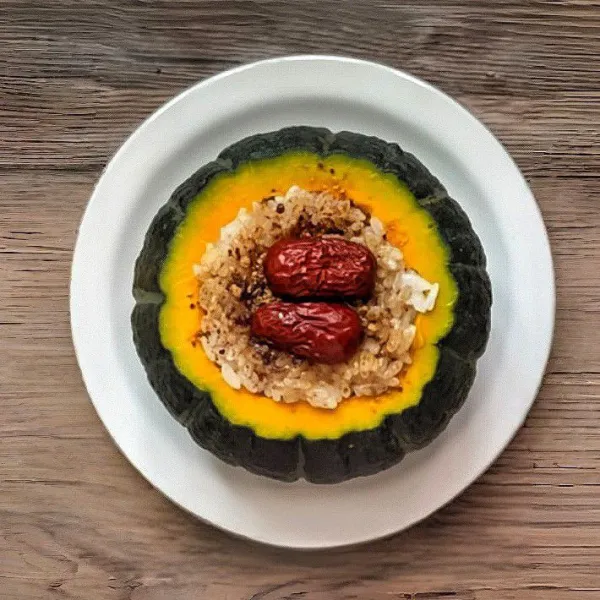 Tambahkan 3 buah kurma merah (±15 gr). Masukkan ke dalam kukusan dengan air mendidih. Kukus selama 30 menit hingga ketan pulen dan labu matang.