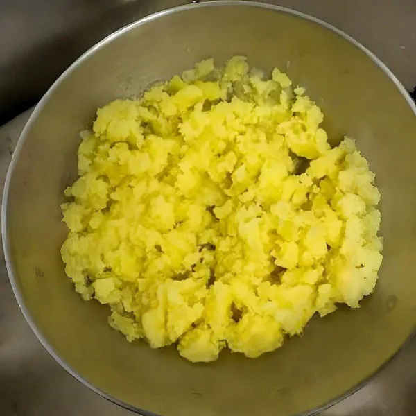 Haluskan kentang yang sudah di kukus.