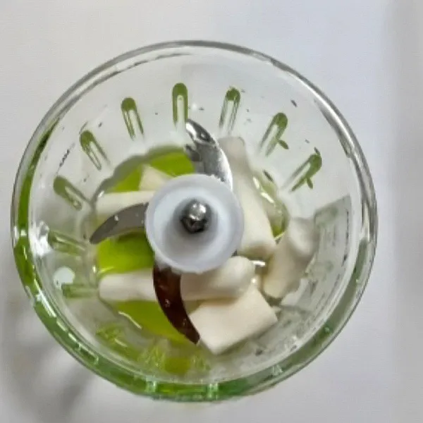 Dalam wadah lain, blender 1 putih telur (±30 gr) dengan 20 gr gula pasir hingga berbusa lembut. Masukkan campuran putih telur ke adonan pertama (sisakan sedikit adonan hitam), aduk rata.