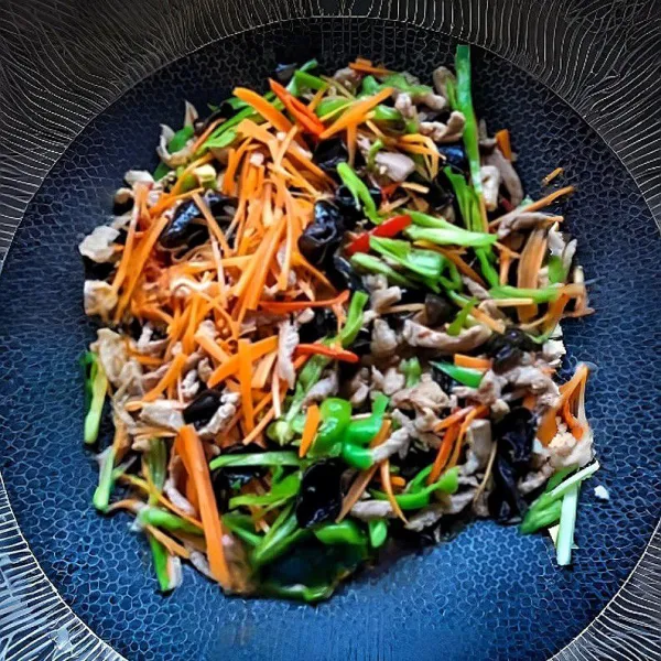 Tambahkan 80 gr wortel, 80 gr paprika hijau, 5 gr cabai rawit, dan 50 gr jamur kuping hitam. Tumis hingga layu.