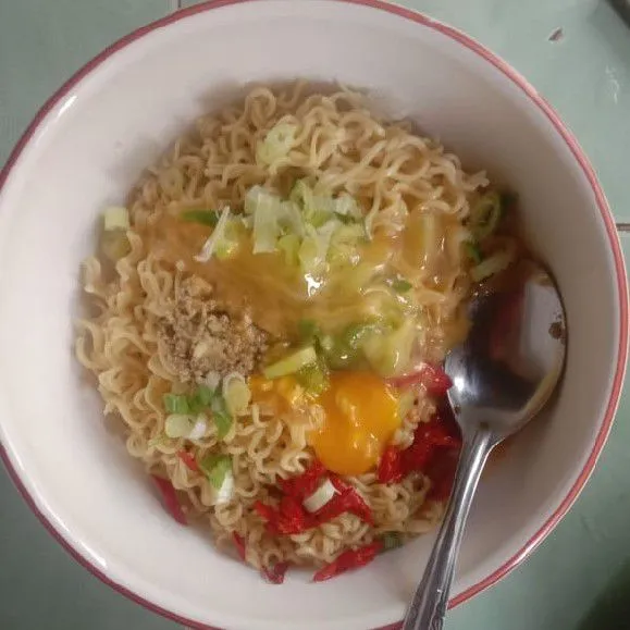 Masukkan semua bahan mie, telur , Bumbu halus, cabai merah, daun bawang dan aduk rata. Koreksi rasa.