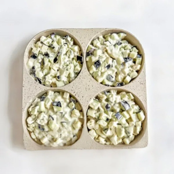 Panaskan wajan datar, oles tipis dengan minyak. Tuang adonan ke dalam wajan menggunakan cetakan bulat