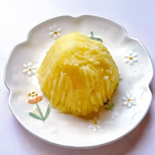 Kukus 400 gr kentang hingga matang, lalu haluskan menjadi puree. Bentuk menjadi gunung kecil