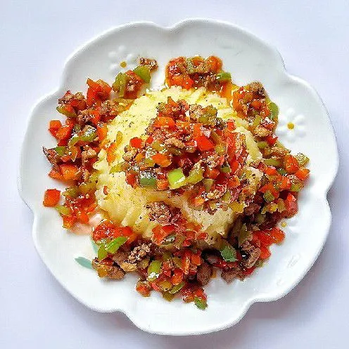 Tambahkan tumisan hati ayam di atas kentang tumbuk