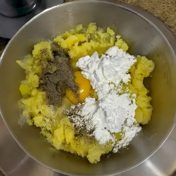 Tambahkan telur ayam, 30 gr tepung maizena, 3 gr garam, dan 2 gr merica bubuk. Aduk hingga rata