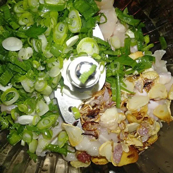Masukan bawang merah goreng, bawang putih goreng,daun bawang. dan seledri
