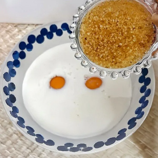 Tambahkan 15 gr gula pasir dan 20 gr susu kental manis, aduk hingga rata.