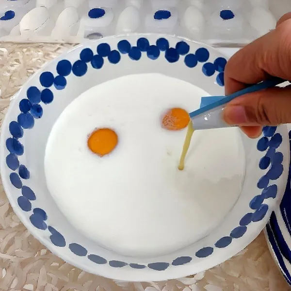 Saring adonan agar teksturnya halus. Tuangkan adonan ke dalam cetakan hingga 80% penuh.