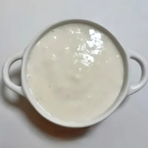 Tambahkan 100 gr tepung terigu, aduk hingga menjadi adonan halus. Tuangkan sebagian adonan ke loyang kecil yang sudah dioles minyak dan dialasi kertas roti.