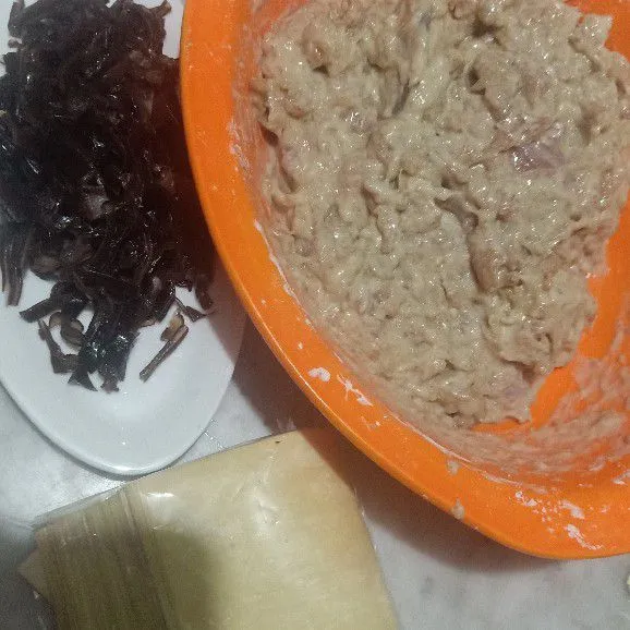 Siapkan kulit pangsit, adonan dan irisan jamur kuping.