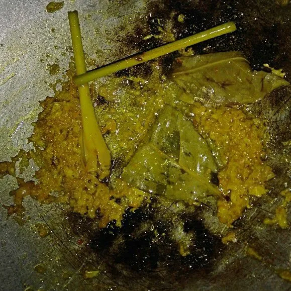 Masukan daun salam dan serai.