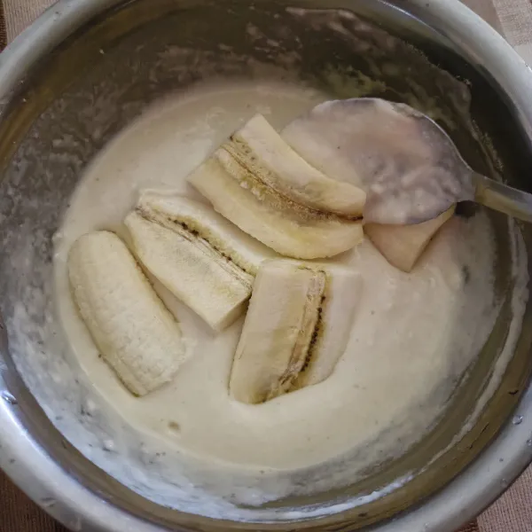 Masukkan pisang ke dalam adonan tepung.