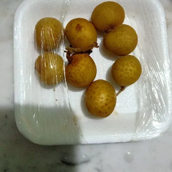 Kupas kulit kelengkeng. Sisihkan.