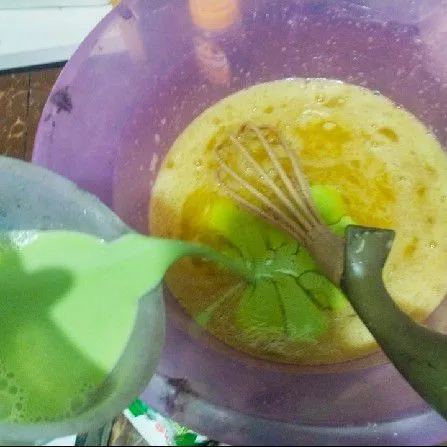 Masukkan air endapan daun suji dan daun pandan yang sudah dicampur dengan air santan. Aduk rata.