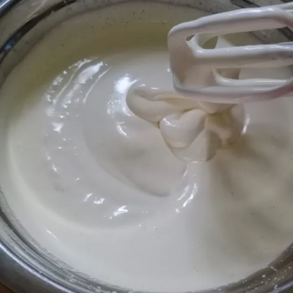 Campurkan telur, gula pasir, dan sp menggunakan mixer dengan kecepatan tinggi sampai bertekstur soft peak.