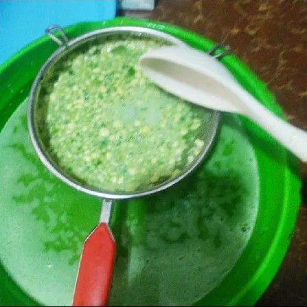 Saring adonan hijau hingga adonan tidak ada yang bergelindil dan halus.