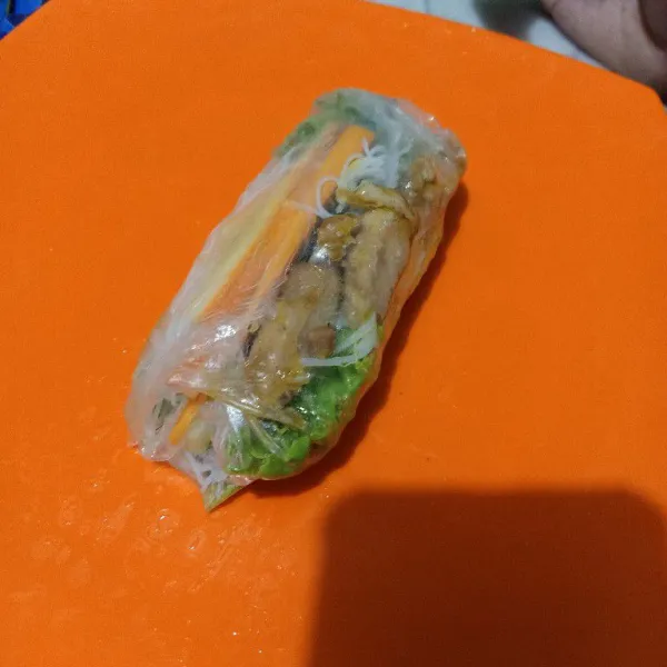 Gulung dan lipat, lalu tata satu persatu semua bahan dan gulung rice papernya.