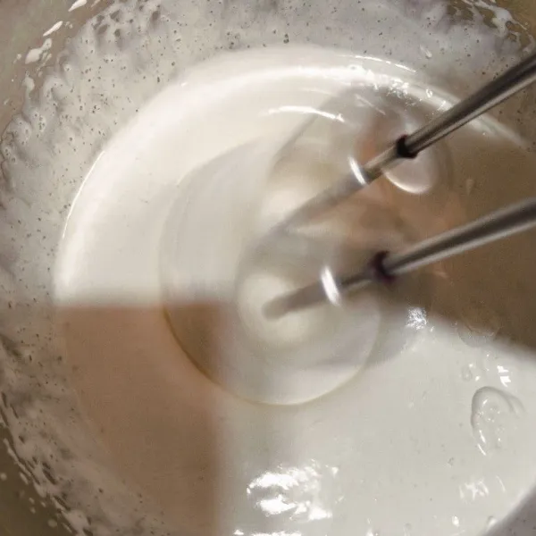 Mixer telur, gula, dan emulsif hingga putih kental berjejak, kemudian masukkan tepung, aduk rata.