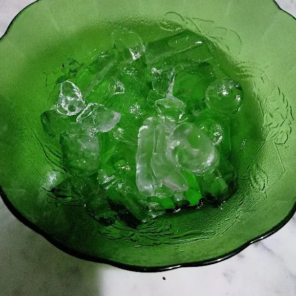 Tambahkan es ke dalam gelas yang berisikan pepaya dan air soda.