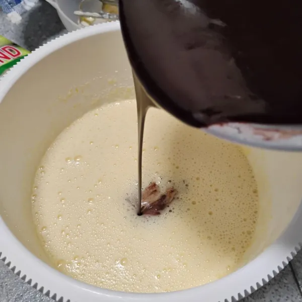 Masukkan lelehan dcc. Aduk rata.