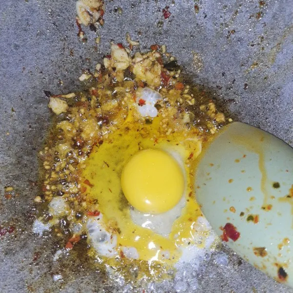 Masukkan telur, lalu buat orak arik.
