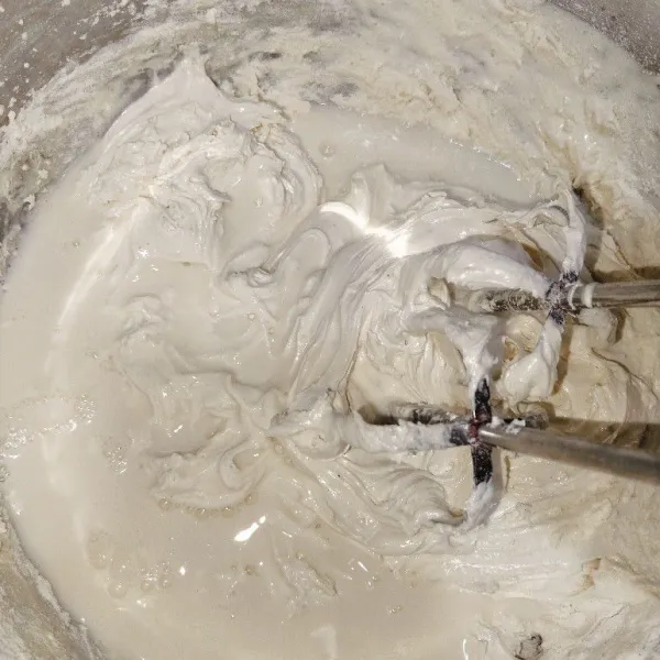 Tuang santan, minyak, dan pasta suji, aduk rata.