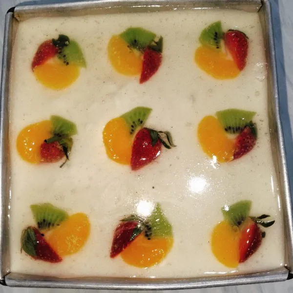 Lalu tuang puding busa diatas cake tunggu set, tata buah diatasnya kemudian tuang dengan puding kaca diatasnya.