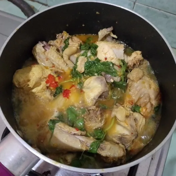 Tuangkan sedikit air dan masukkan daun kemangi, lalu masak hingga bumbu meresap.