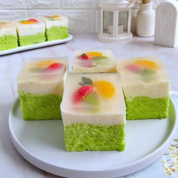 Kemudian, potong cake sesuai dengan selera dan sajikan.