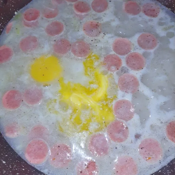 Masukkan margarin dan telur, lalu aduk segera agar telur hancur dan merata. Tunggu hingga mendidih lagi. Jangan lupa untuk tes rasa.