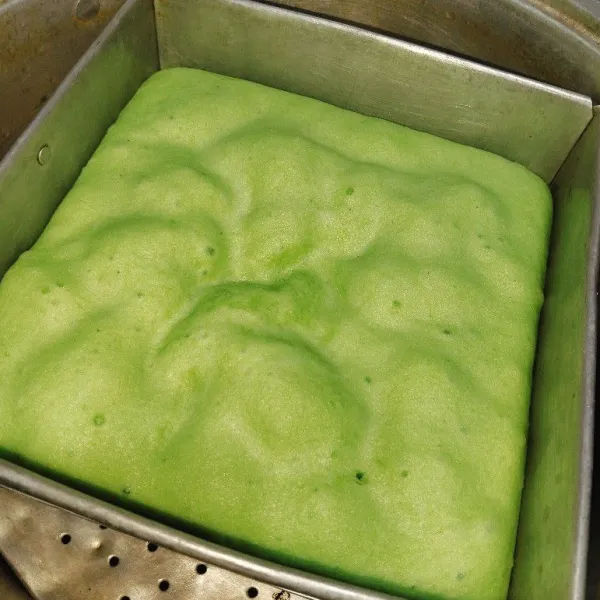 Tuang adonan didalam cetakan, kemudian kukus selama 50 menit.