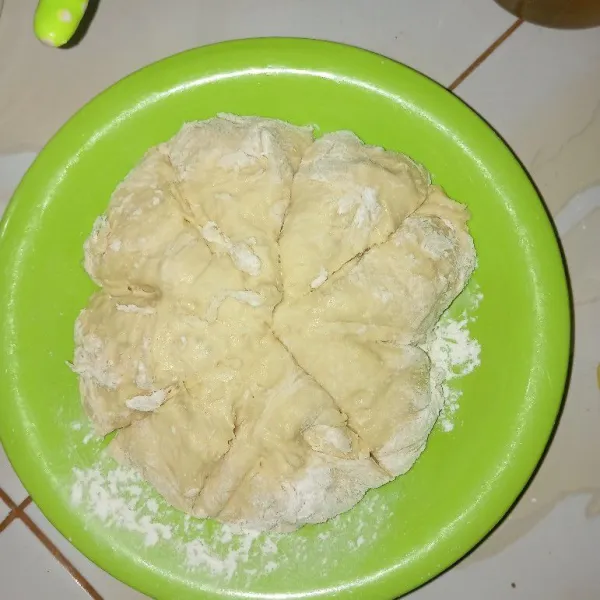 Campurkan sedikit garam dan minyak, lalu tutup hingga mengembang.