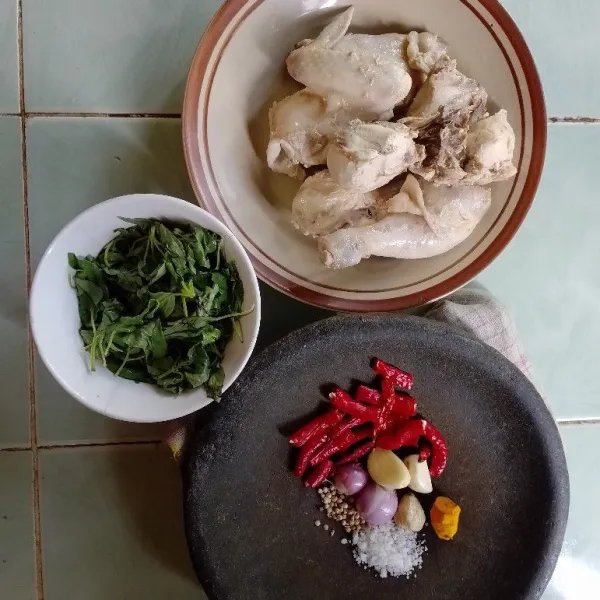 Rebus daging ayam hingga setengah matang. Angkat dan tiriskan.