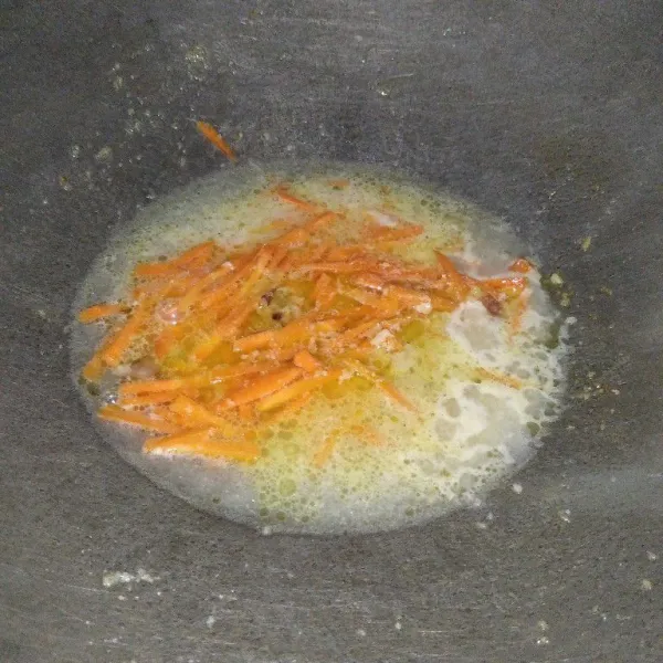Tumis bumbu halus hingga harum, lalu tambahkan air , masukkan wortel