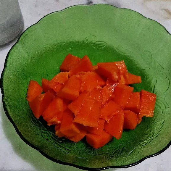 Potong-potong pepaya berbentuk dadu. Sisihkan.