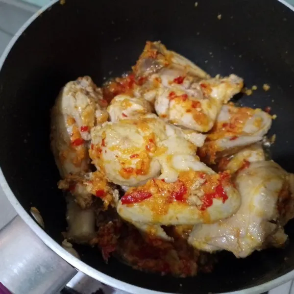 Masukkan daging ayam, lalu aduk secara perlahan hingga bumbu tercampur rata.