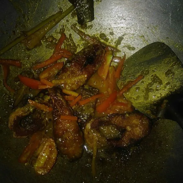 Masukan ikan patin yang sudah di goreng sebelumnya, lalu bumbui dengan garam, kaldu bubuk, dan gula pasir secukupnya.