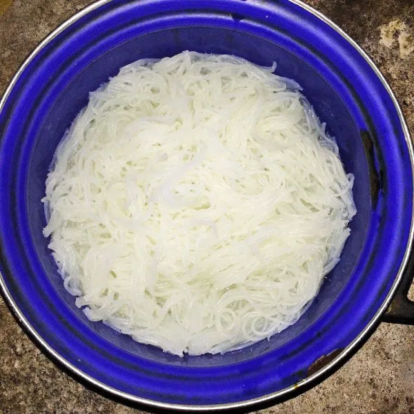 Rebus bihun hingga mengembang, lalu cuci lagi dengan air bersih.
