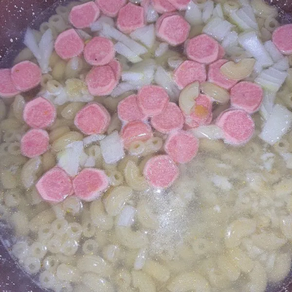 Tambahkan bawang putih dan bawang bombay, lalu masak hingga mendidih.