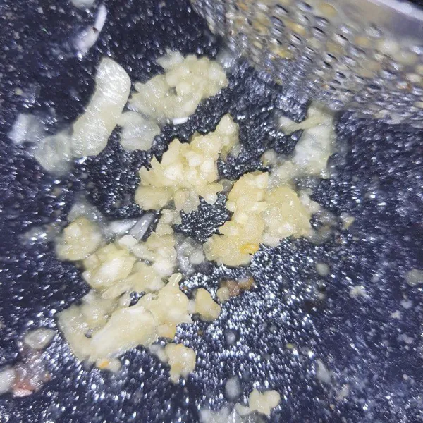 Haluskan bawang putih, lalu cincang- cincang bawang bombay.
