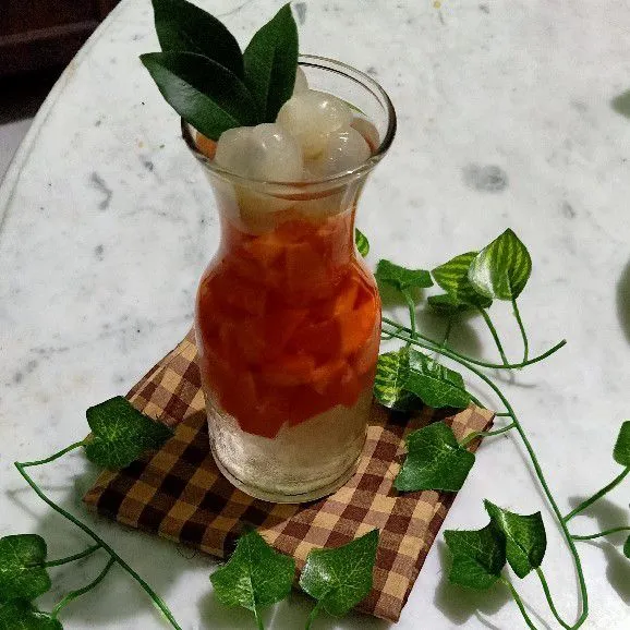 Taruh kelengkeng diatas pepaya.