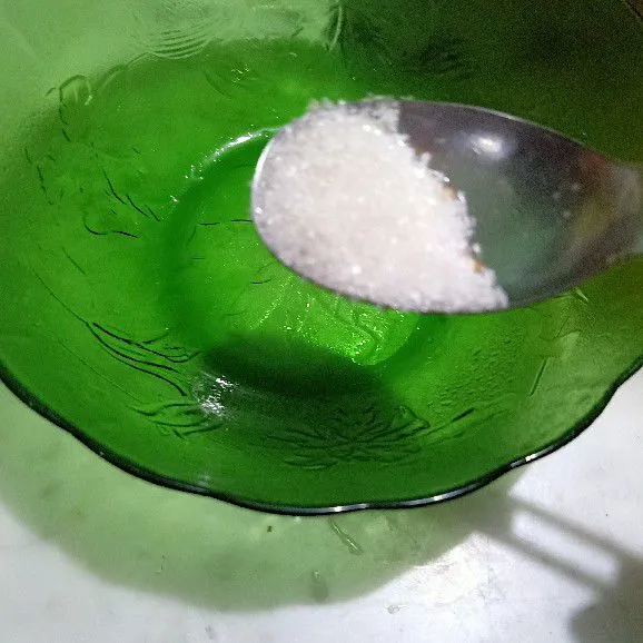 Tambahkan gula pasir.