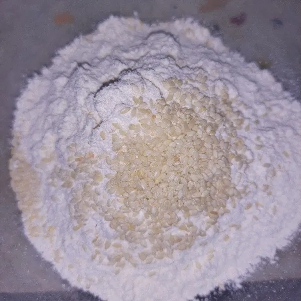 Masukkan tepung terigu, wijen, dan garam ke dalam wadah.