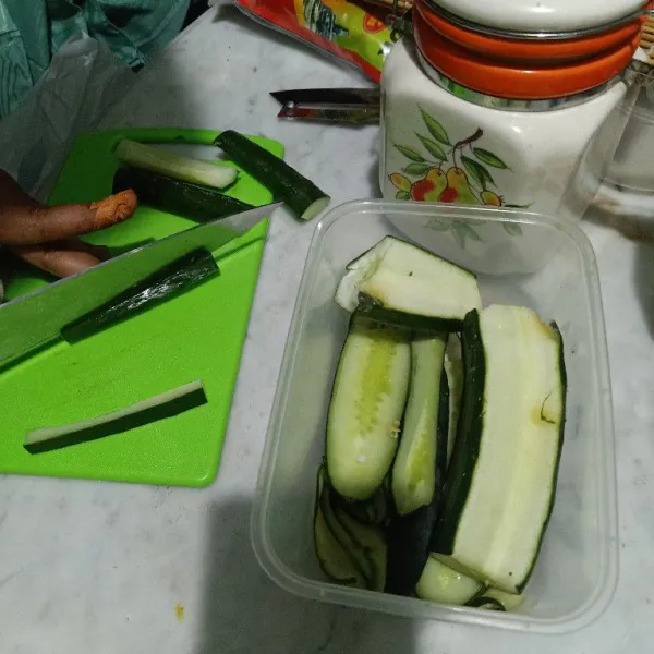 Cuci bersih timun jepang, lalu potong-potong memanjang.