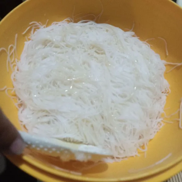Rebus bihun sebentar. Tiriskan.