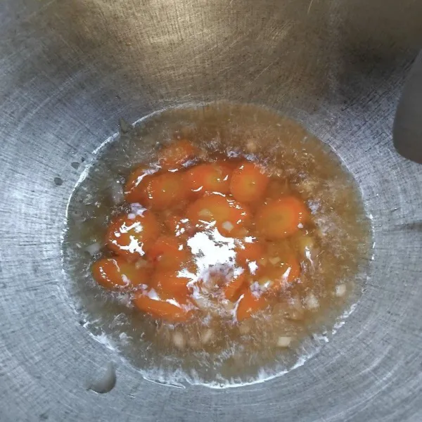 Tambahkan garam, kaldu bubuk, dan saus tiram.