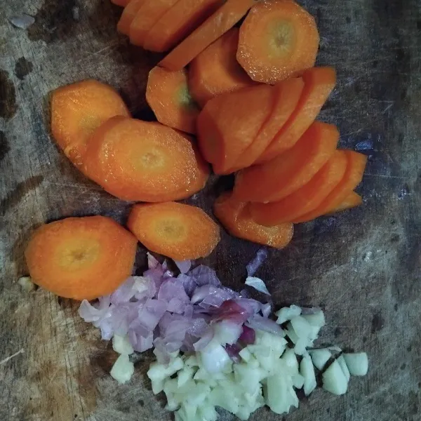 Cincang bawang putih dan bawang merah, lalu kupas wortel dan iris serong. Cuci bersih semua sayuran, lalu potong-potong sesuai selera.