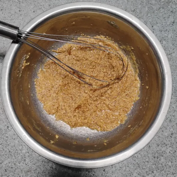 Campurkan margarin, gula aren, gula pasir, dan telur. Aduk rata.