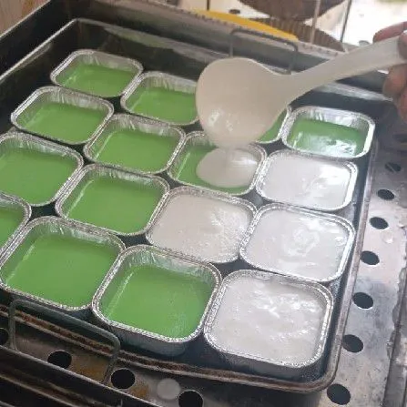 Setelah adonan pandan matang, masukkan adonan putih tuang satu per satu diatas adonan hijau, lalu kukus hingga matang selam 10 menit. Setelah matang, diamkan hingga suhu ruang dan masukkan ke dalam kulkas.